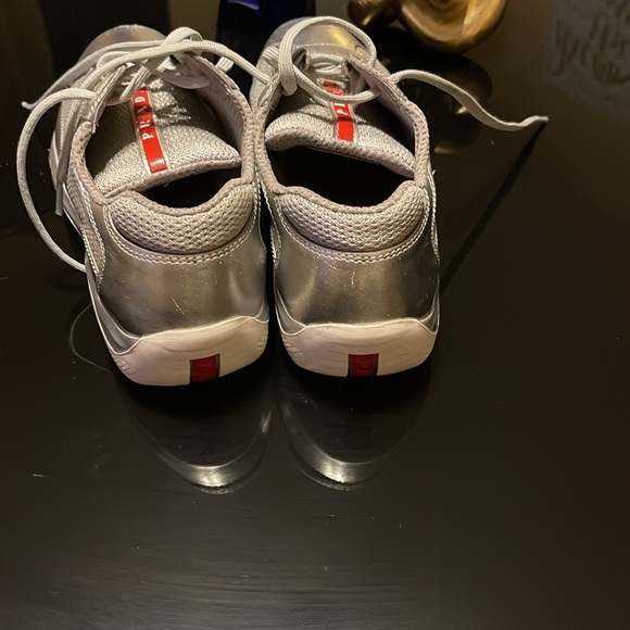 Prada - Picture 3 of 4